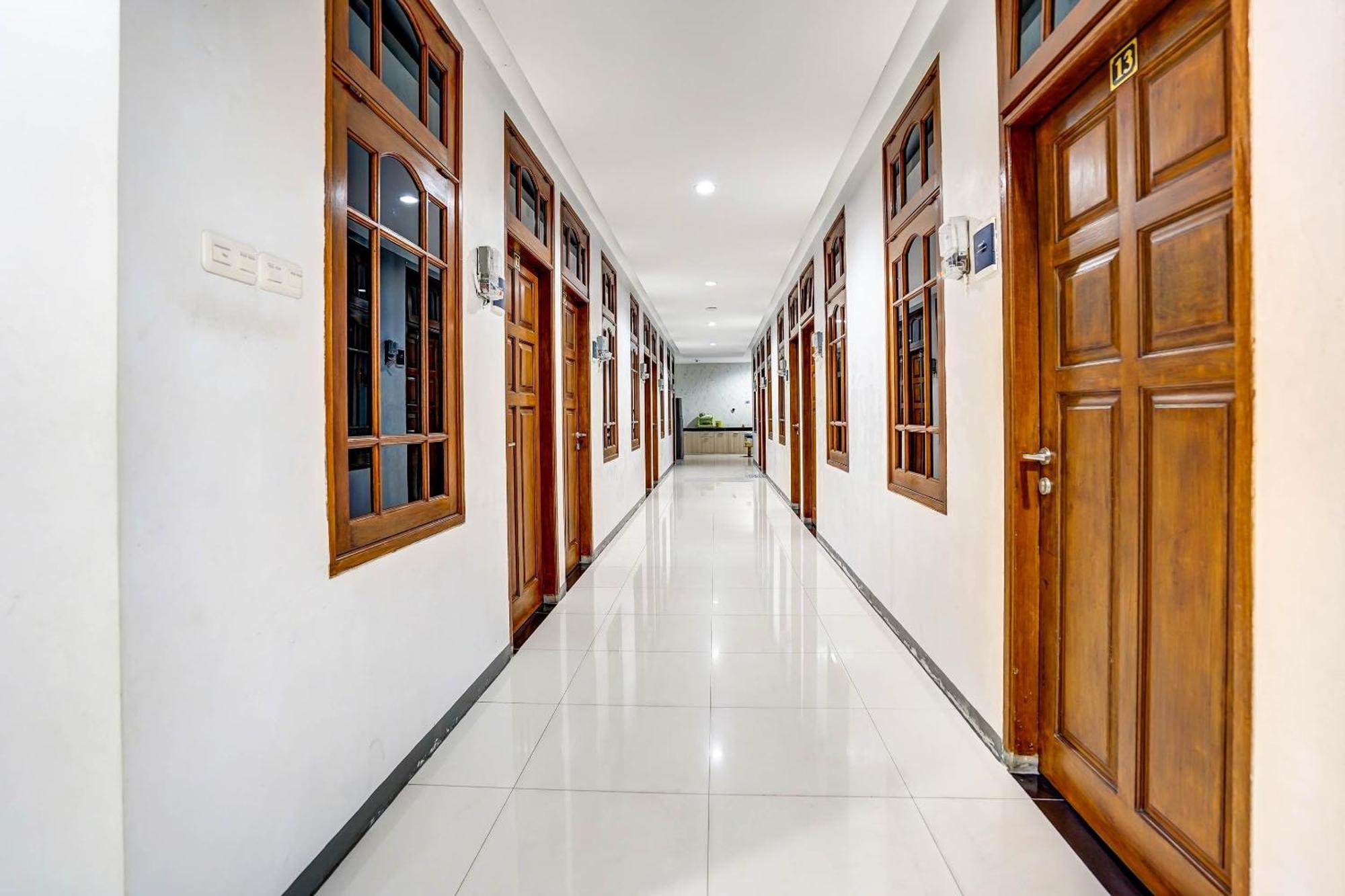 Oyo 90891 Parang Kusumo Residence Krembangan Eksteriør bilde
