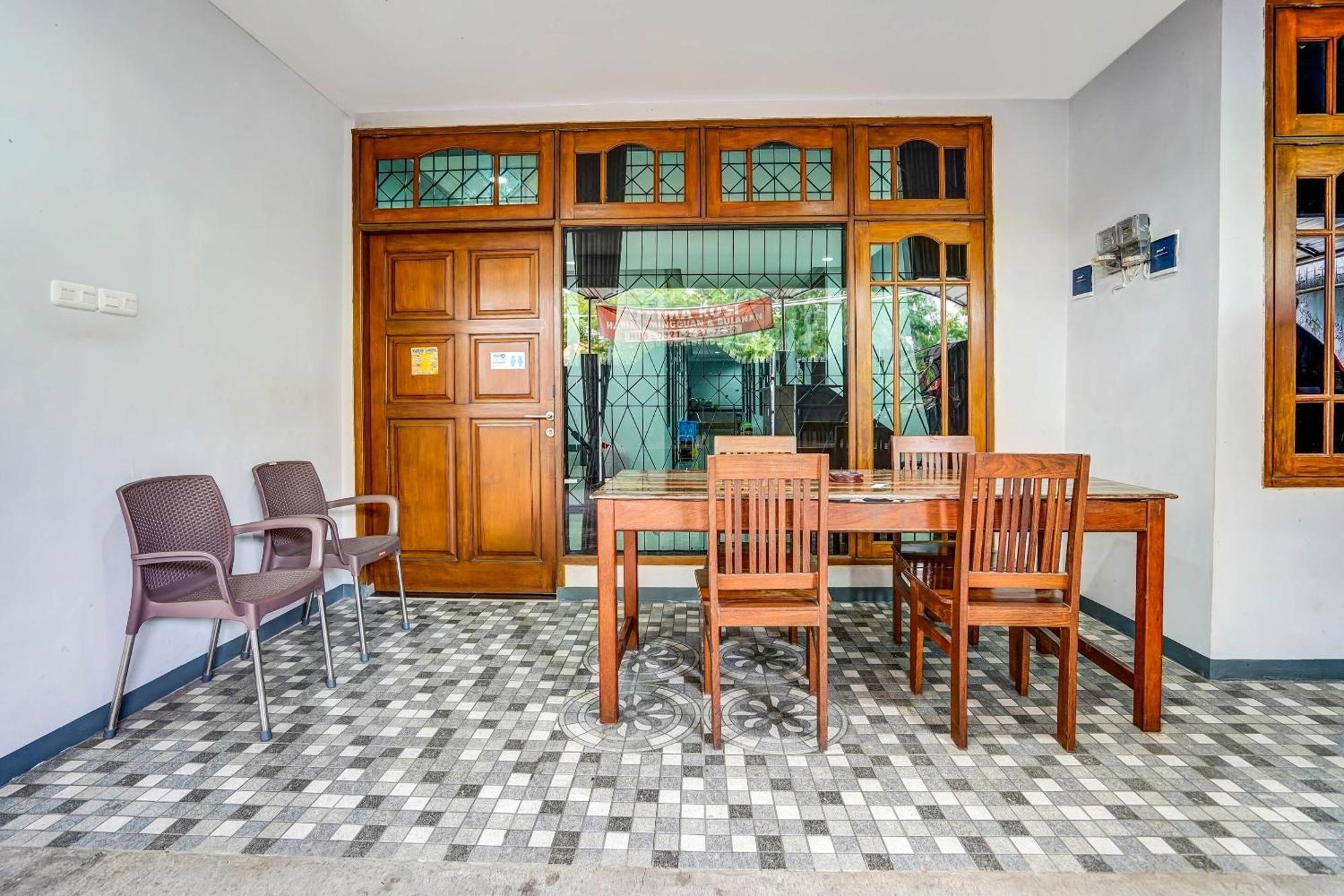 Oyo 90891 Parang Kusumo Residence Krembangan Eksteriør bilde