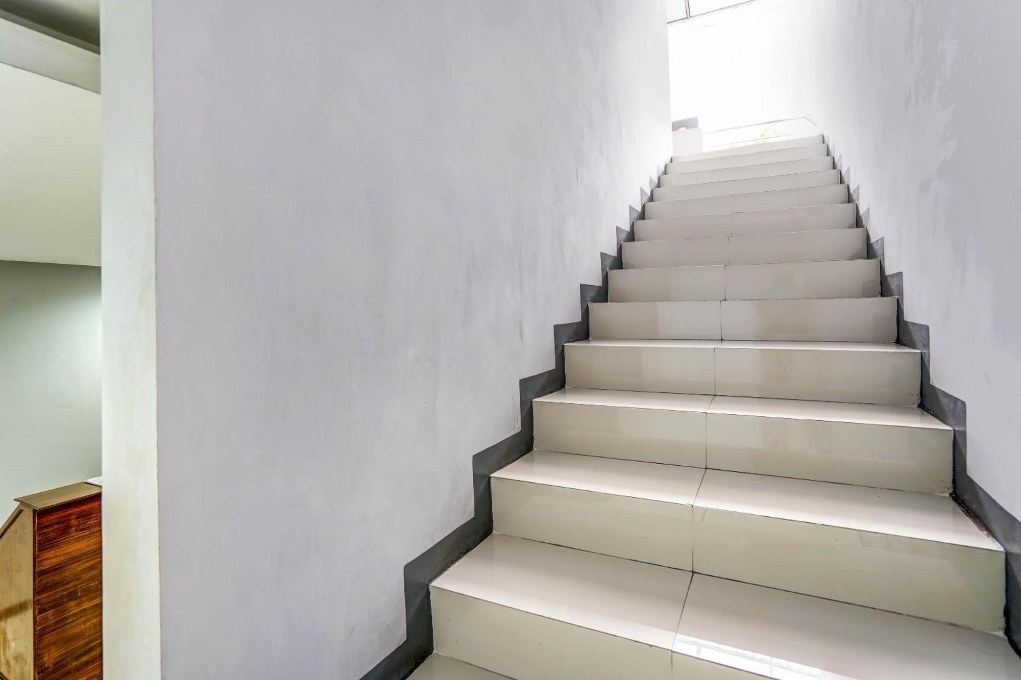 Oyo 90891 Parang Kusumo Residence Krembangan Eksteriør bilde